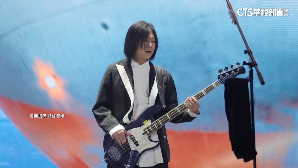 女子腳踩車頂聽五月天　警：轎車若受損恐涉毀損罪