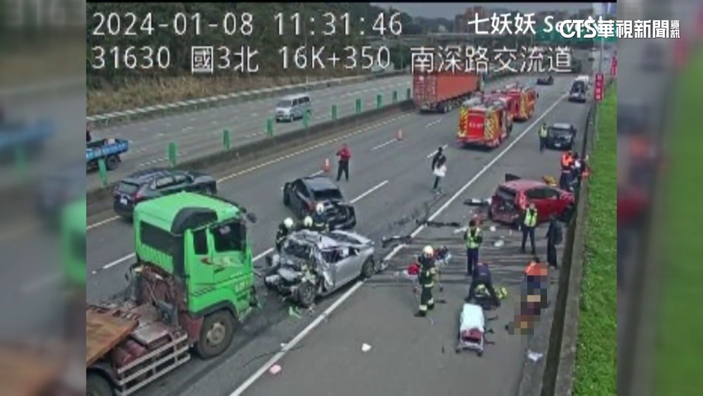 國3交流道5車追撞「1死7傷」　轎車剩半截