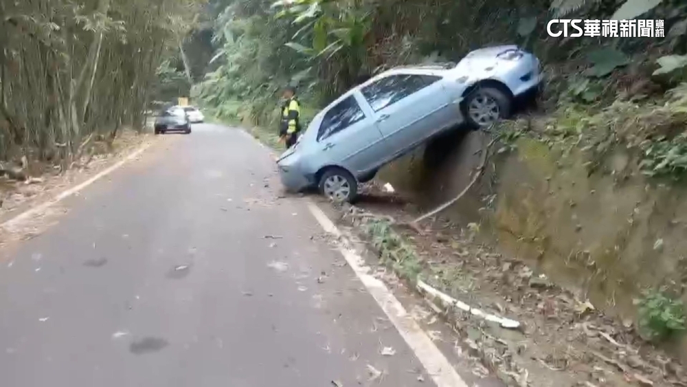 離奇！轎車撞邊坡　駕駛逃出後墜谷亡獨留6歲兒