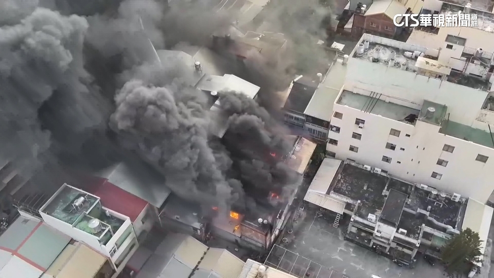 彰化電池鐵皮倉庫起火　濃濃黑煙狂竄天