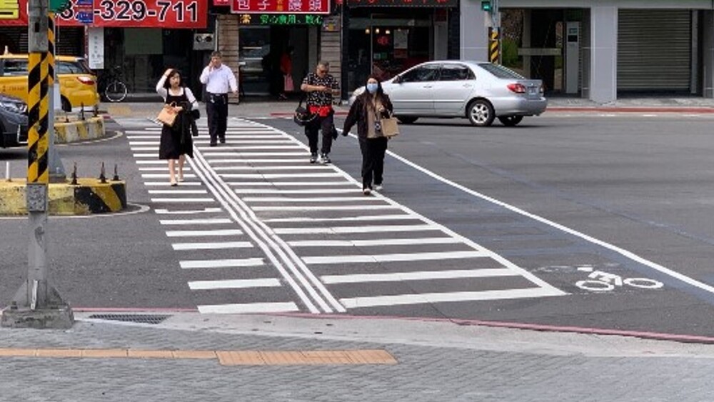斑馬線多「3條垂直白線」？　交通局揭背後原因