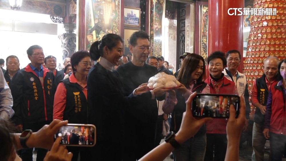 藍綠白副總統候選人　「母雞帶小雞」跑透透掃街