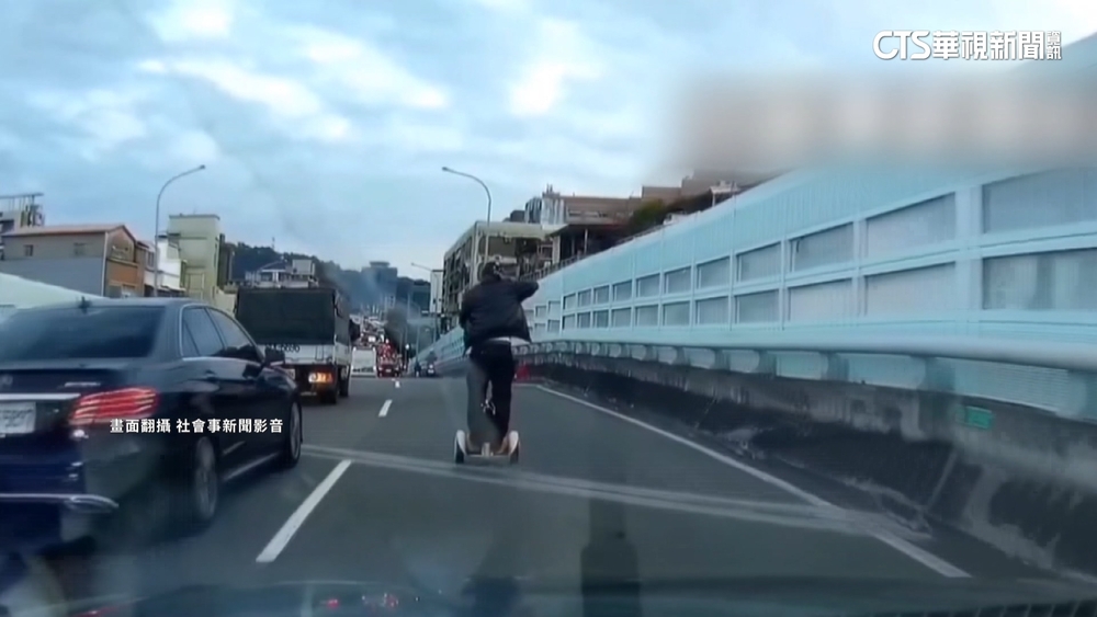 台灣禁上路！違規騎「平衡車」上橋　男重心不穩慘摔