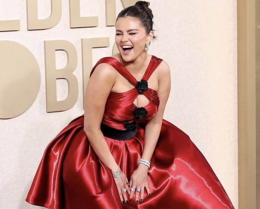 不是在聊甜茶！席琳娜親自回應金球獎與泰勒絲「悄悄話」真相