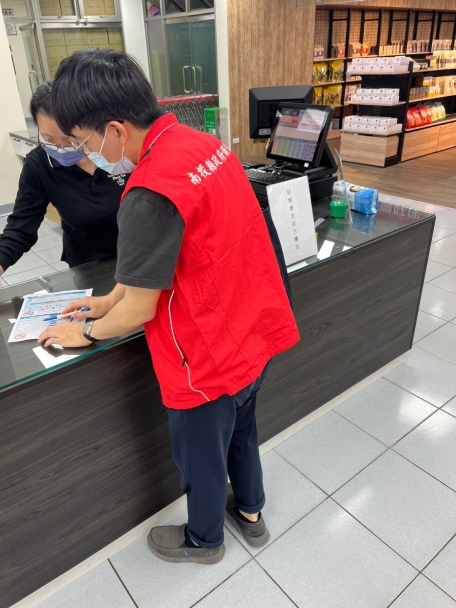 衛生局向業者宣導菸害防制法重點。圖／南投縣衛生局提供