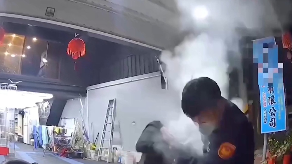 闖紅燈謊報身分被識破　通緝犯防狼噴霧突襲警