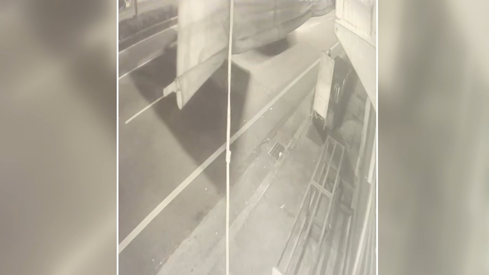 疑追車競速？　轎車自撞翻1死3傷　路過車竟無伸援