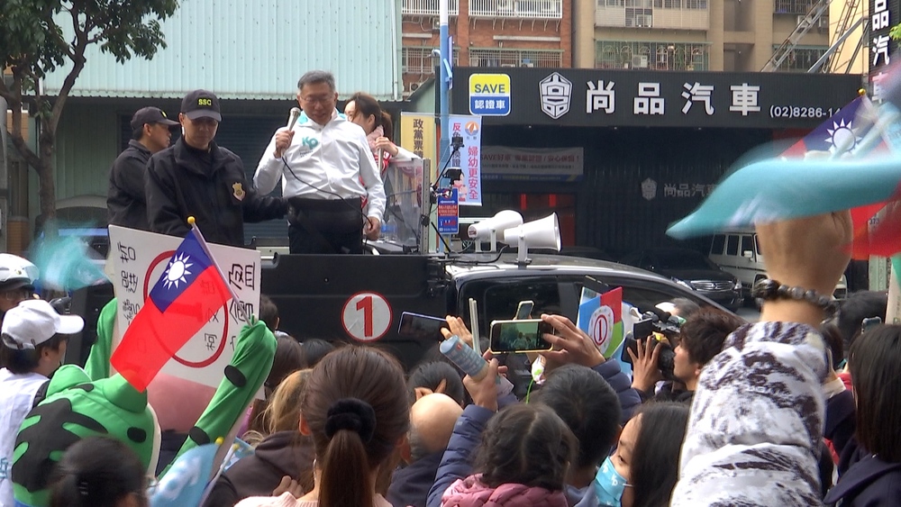 侯再喊「藍白共治」　柯：國民黨操作棄保的手法