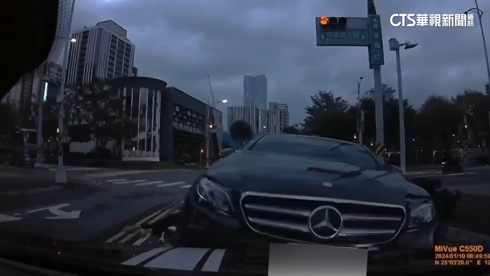 疑精神不濟釀事故！賓士駕駛右轉逆向撞3車　釀3傷