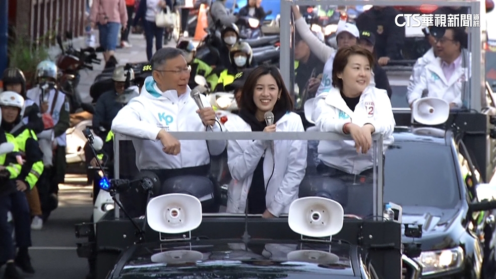 柯文哲合體吳欣盈車掃回防台北　支持者扮裝力挺