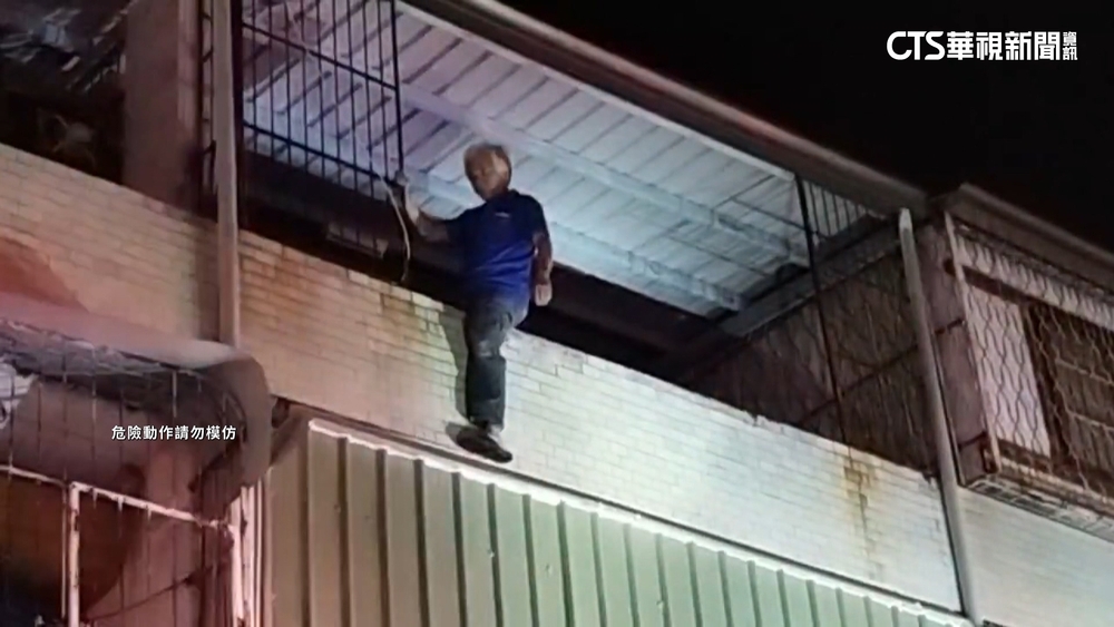 選舉掃街放沖天炮害「火燒厝」 民眾爬牆灌救