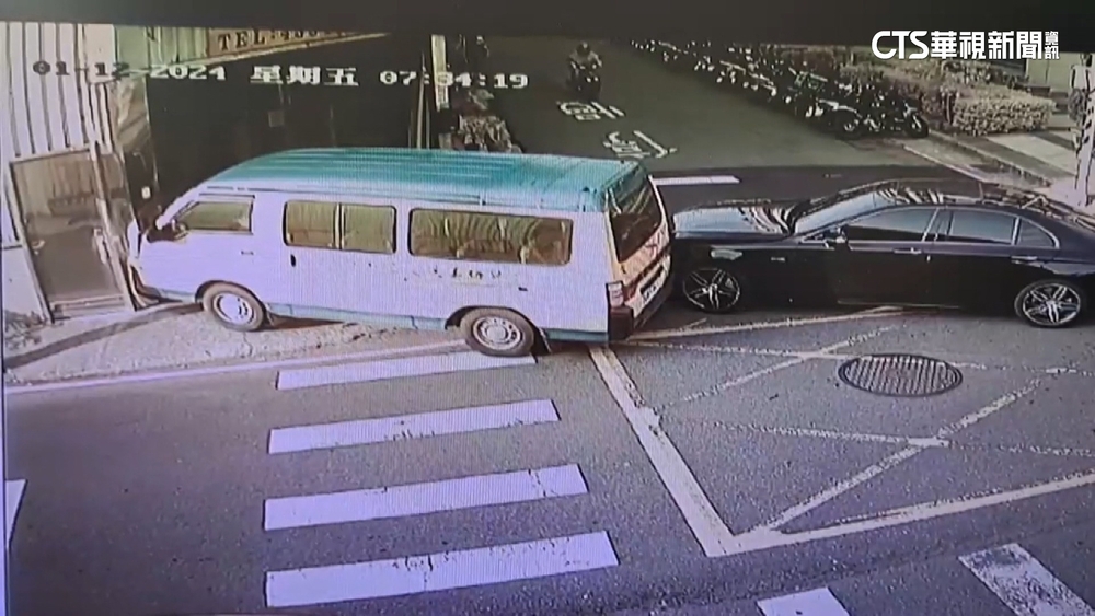 娃娃車路口被撞再衝店家　鄰：無號誌車禍頻傳