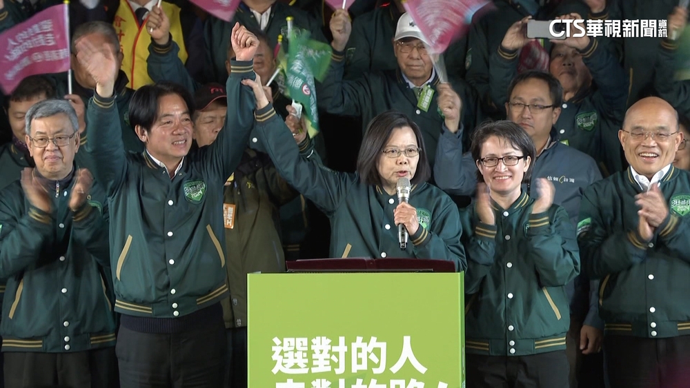 重現李登輝「傳承」歷史場面　蔡英文高舉賴清德手