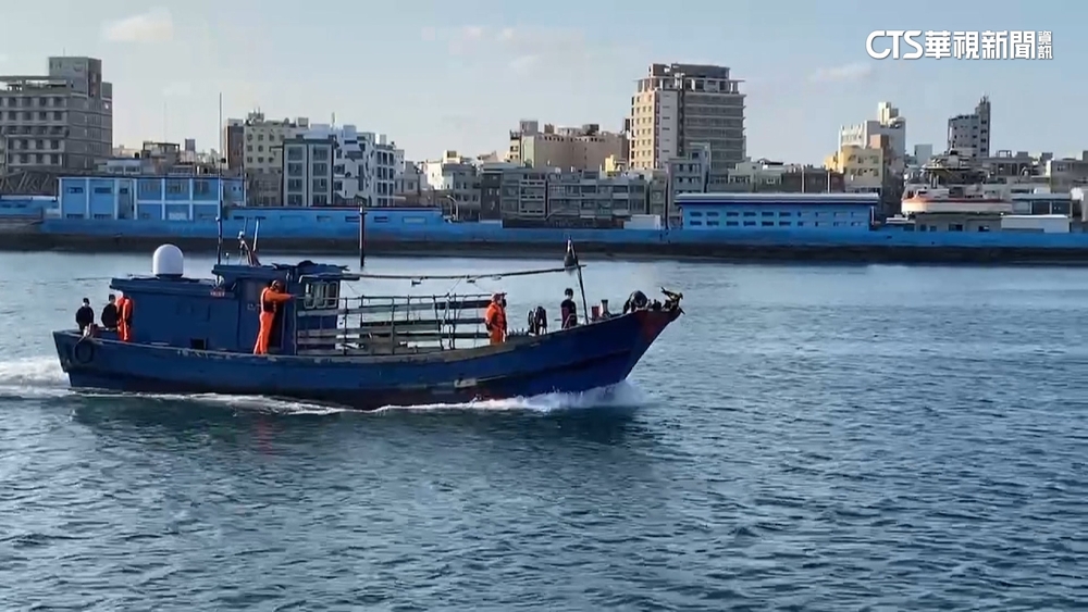 中國漁船越界蛇行拒檢　澎湖海巡登船帶回6人