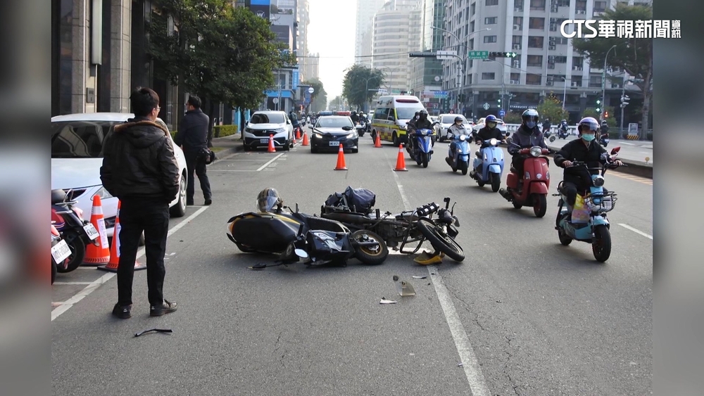 民眾不甩施工.三角錐丟路中央　騎士閃不及連環撞