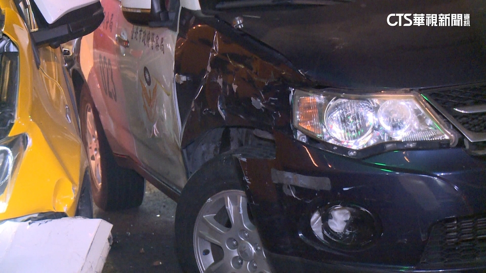 闖紅燈趕赴打架現場　警車路口碰撞綠燈直行小黃