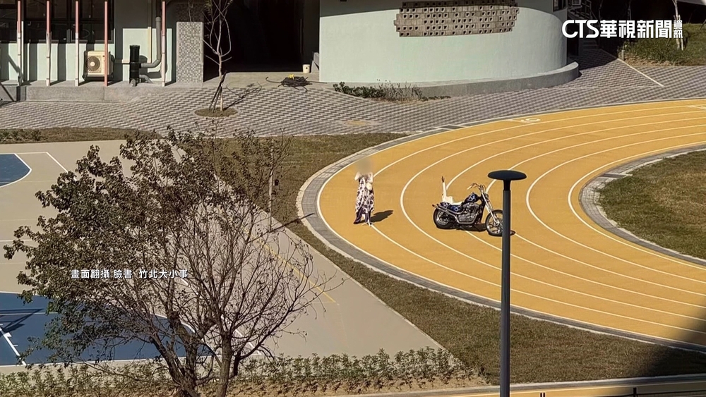 國中操場剛完工變「打卡點」　女騎重機壓跑道