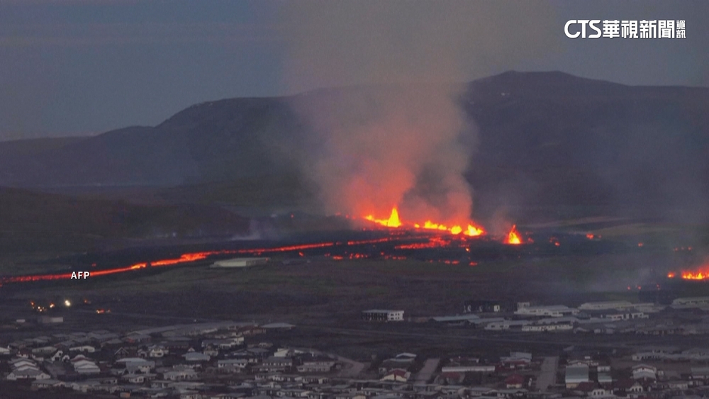 驚人！　冰島火山14日再度噴發　岩漿吞沒房屋