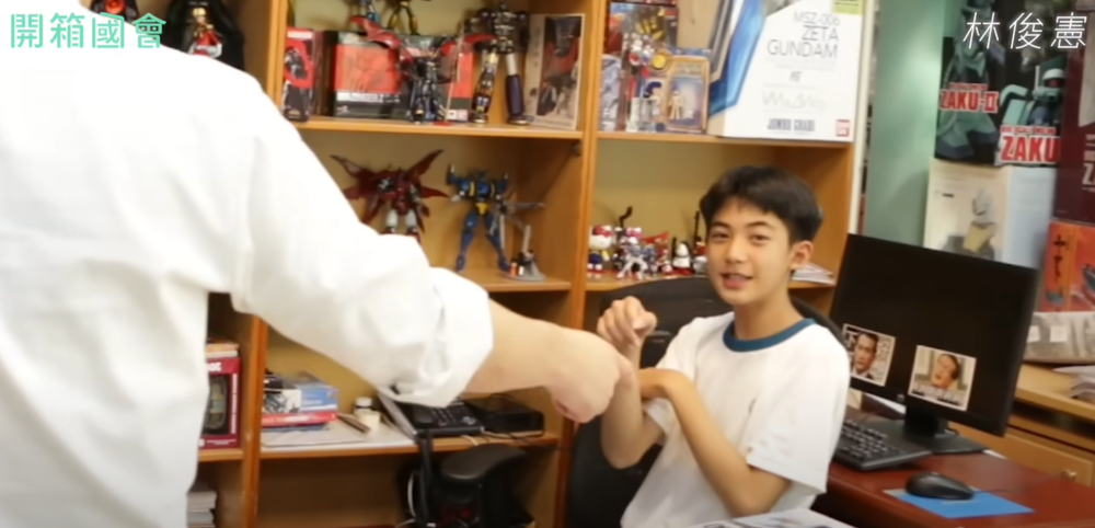 德德曾意外入鏡 / 圖片翻攝自 林俊憲 YouTube