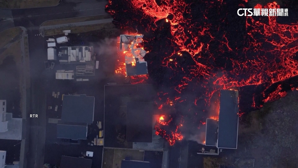 冰島火山持續噴發熔岩　岩漿流入小鎮吞噬民宅