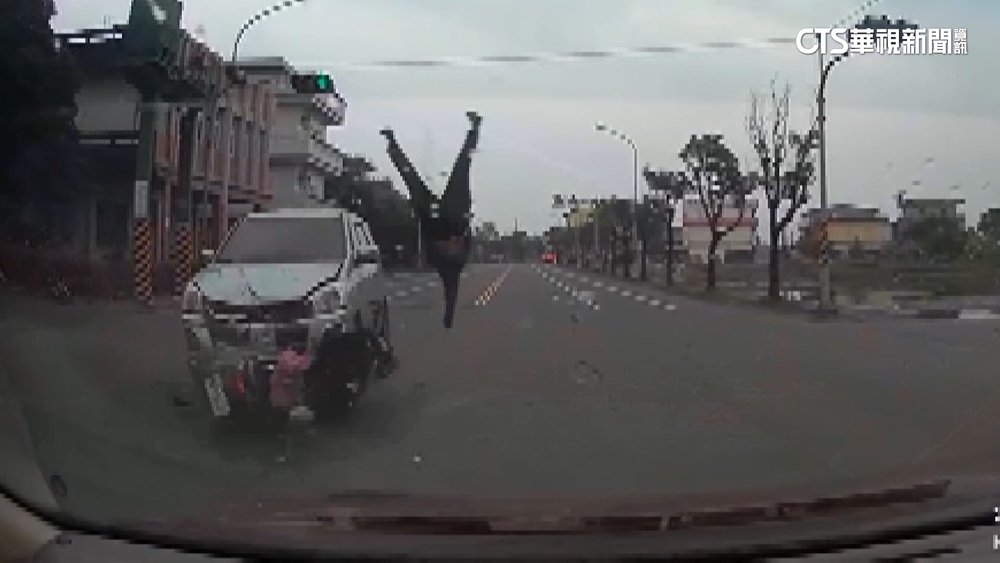 搶快枉死！　騎士闖紅燈遭直行廂型車撞飛亡