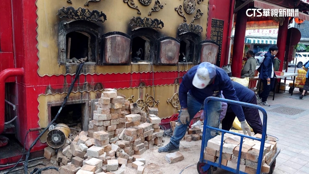 招財土地公廟原金爐敲出350塊舊磚　認捐被秒殺