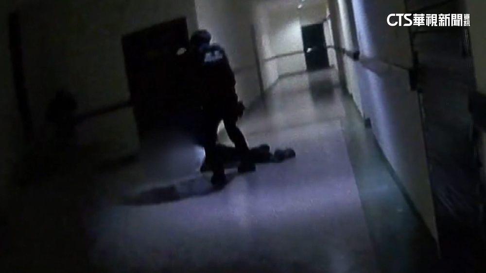 疑因前男友欠8千元！女遭擄到旅店　警方駁火救人