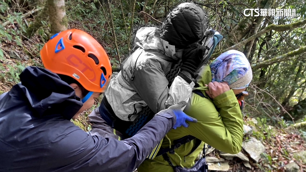 屏東北大武山登山客跌傷　消防救援背下山