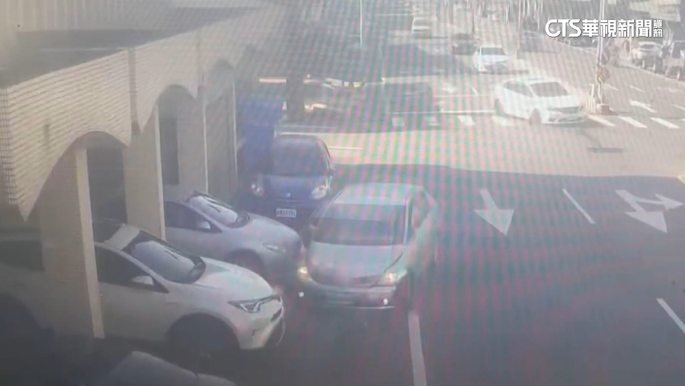 疑「增轉彎幅度」迴轉右偏　後車閃不及釀5車撞毀！