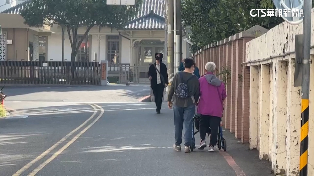 上學路與車爭道　小學生貼壁扶牆驚險閃機車