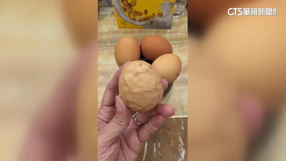 買到恐龍蛋？　雞蛋殼驚見皺褶　蛋農：僅賣相差
