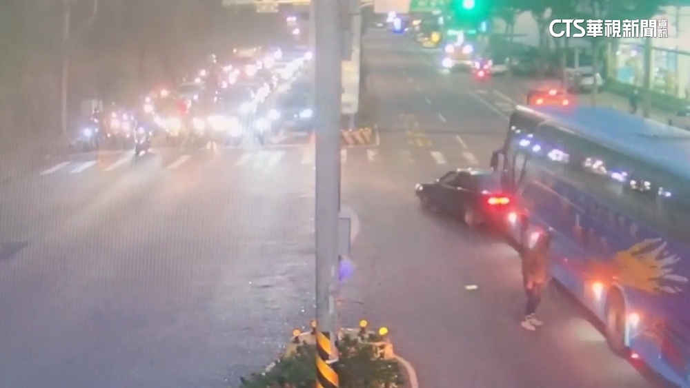 驚！　遊覽車「一路推撞」停等汽機車　騎士倒地險遭輾