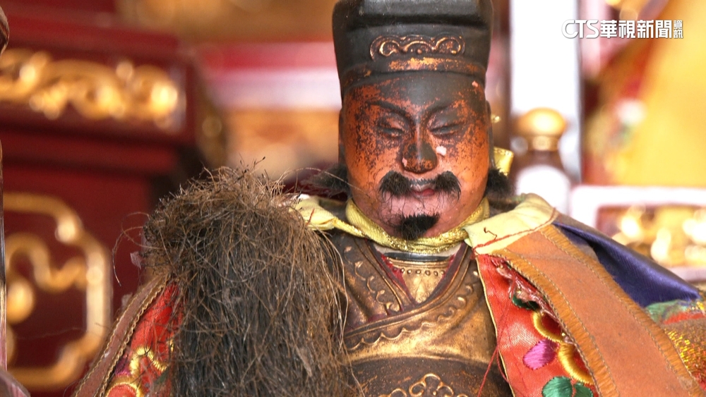 城隍廟10餘座神尊法相遭殃　　麻雀築巢「扯鬍鬚」