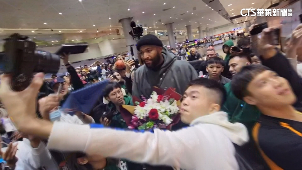 前NBA球星「表弟」卡森斯抵台　百名球迷接機嗨翻