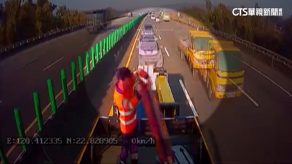 疑未注意路況女撞工程車　國3連環撞2車「剩半截」