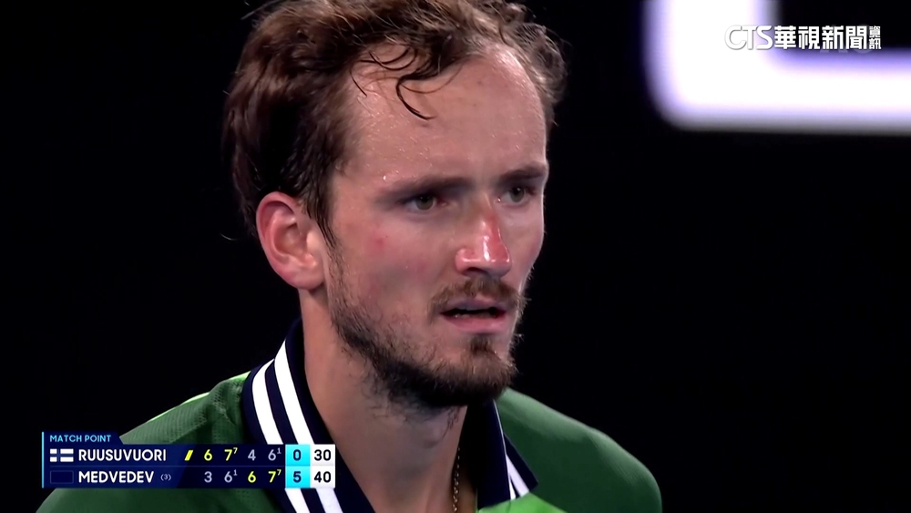 打到凌晨3：40　「梅總」澳網苦戰摔拍.主審幫綁鞋帶