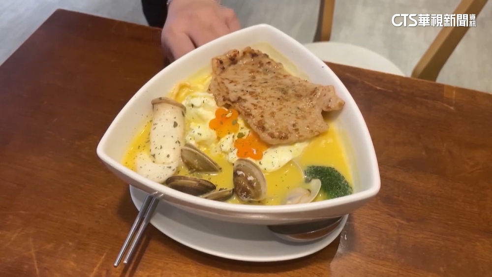 鍋燒意麵升級了！　南瓜豆漿當湯頭.魷魚草蝦提味