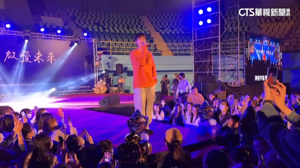 獲不起訴確定後拚復出！　炎亞綸現身尾牙表演活動