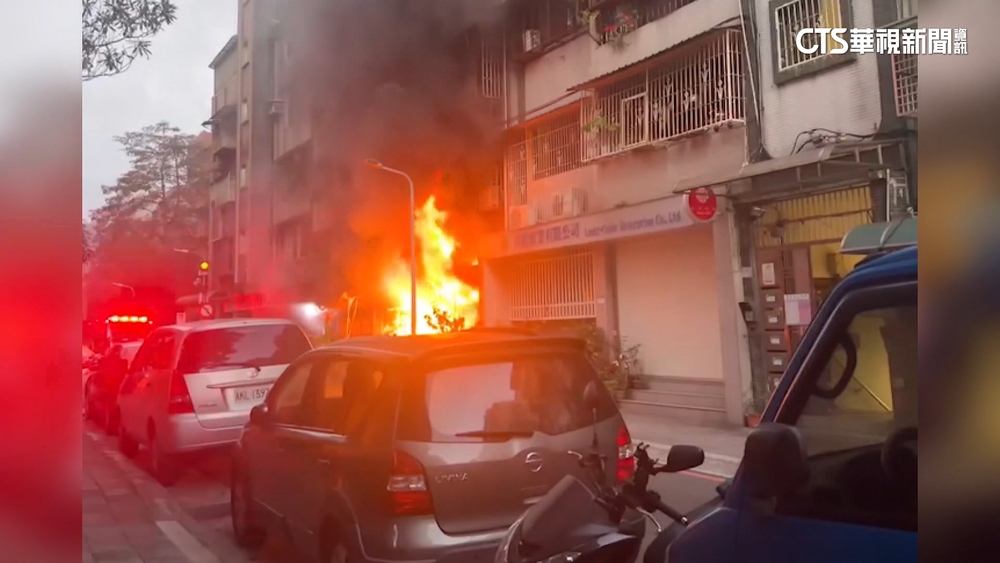 大火猛竄爆炸不斷！電池維修站起火　急疏散13住戶