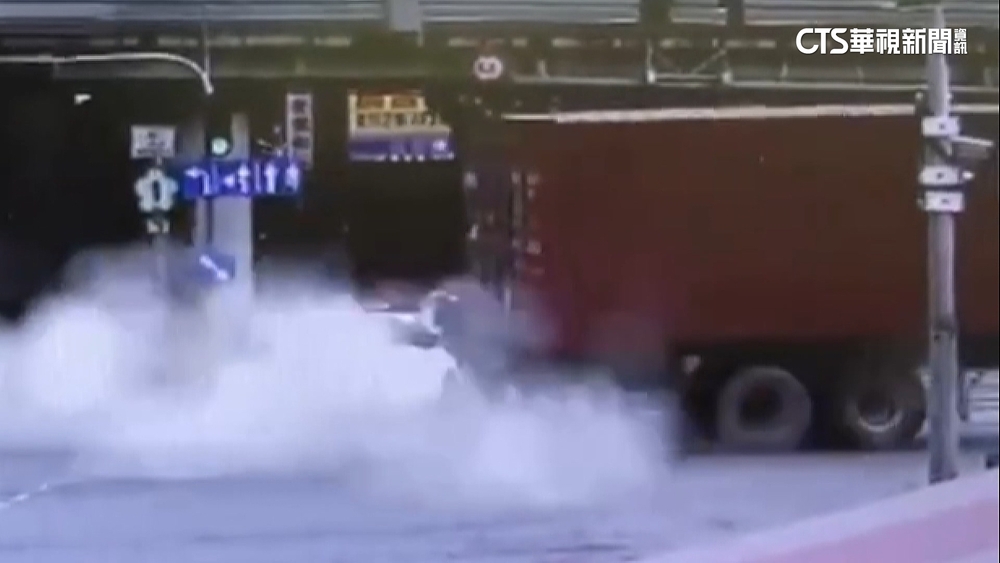 高雄曳引車連續爆胎駕駛急停靠　直擊民眾嚇壞