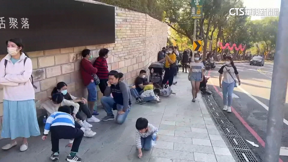 「多多龍小提燈」搶手　八卦山排隊人龍逾600公尺