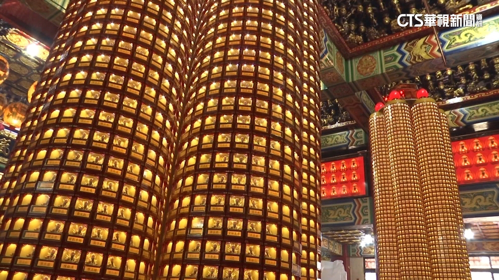 高雄「文武聖殿」免費點燈最後一年　民眾排隊搶