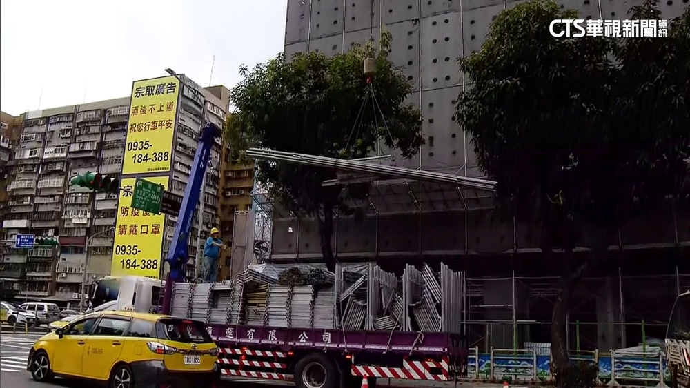 碰！　遭施工吊車擊中　公車停紅燈傳巨響