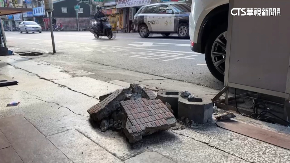 天降「磁磚水泥塊」比巴掌大！　險砸車　駕駛嚇壞