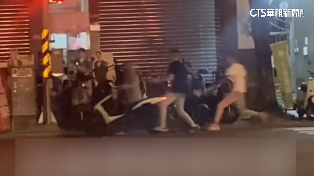 深夜球棒隊出沒！　當街砸車追打　居民驚：睡不著