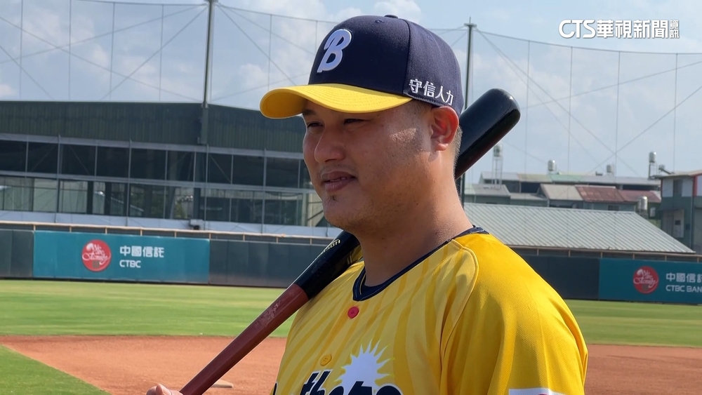 兄弟春訓初亮相　陳俊秀笑稱：像新人一樣