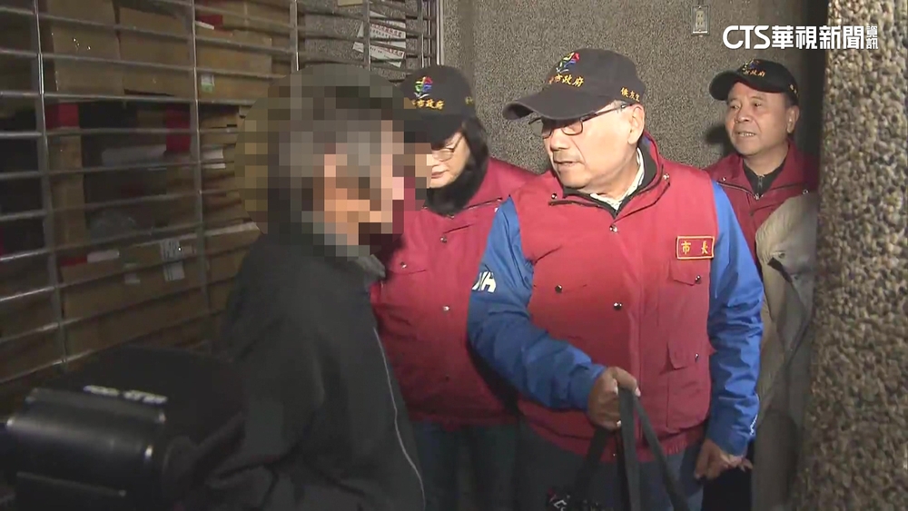 寒流來襲低溫特報　侯友宜關懷街友發放禦寒品