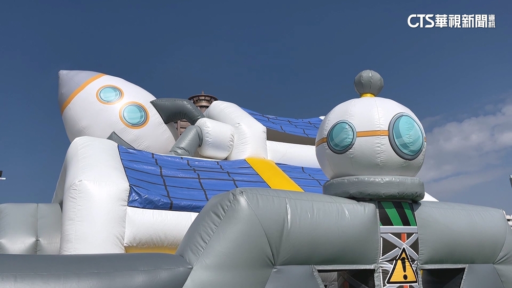 高雄港碼頭化身「冬日遊樂園」　愛河灣看黃色小鴨