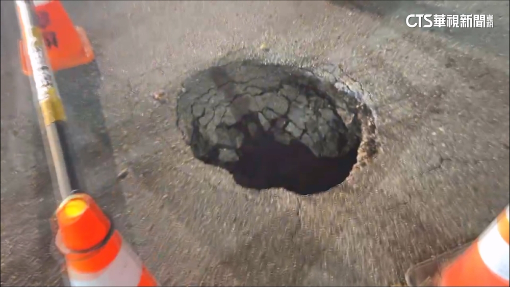 高雄楠梓夜間路面現坑洞　8車行經壓坑爆胎