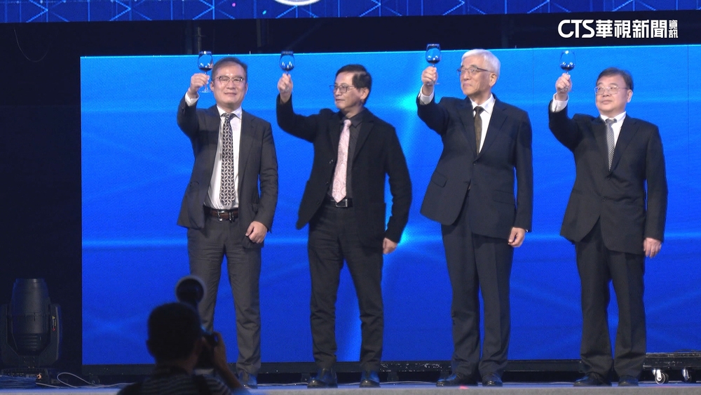 和碩尾牙席開800桌.獎金1.6億　蘇打綠.李多慧助陣